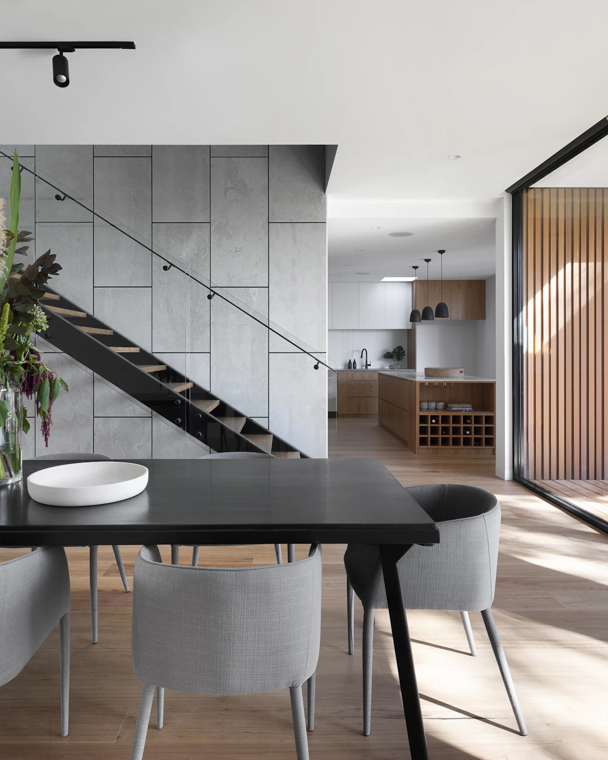 Cocina contemporánea reformada con isla de madera