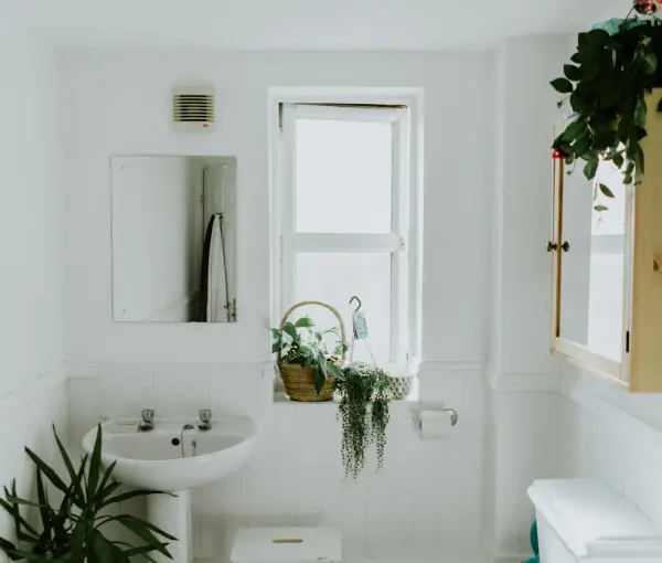 Baño contemporáneo en tonos piedra
