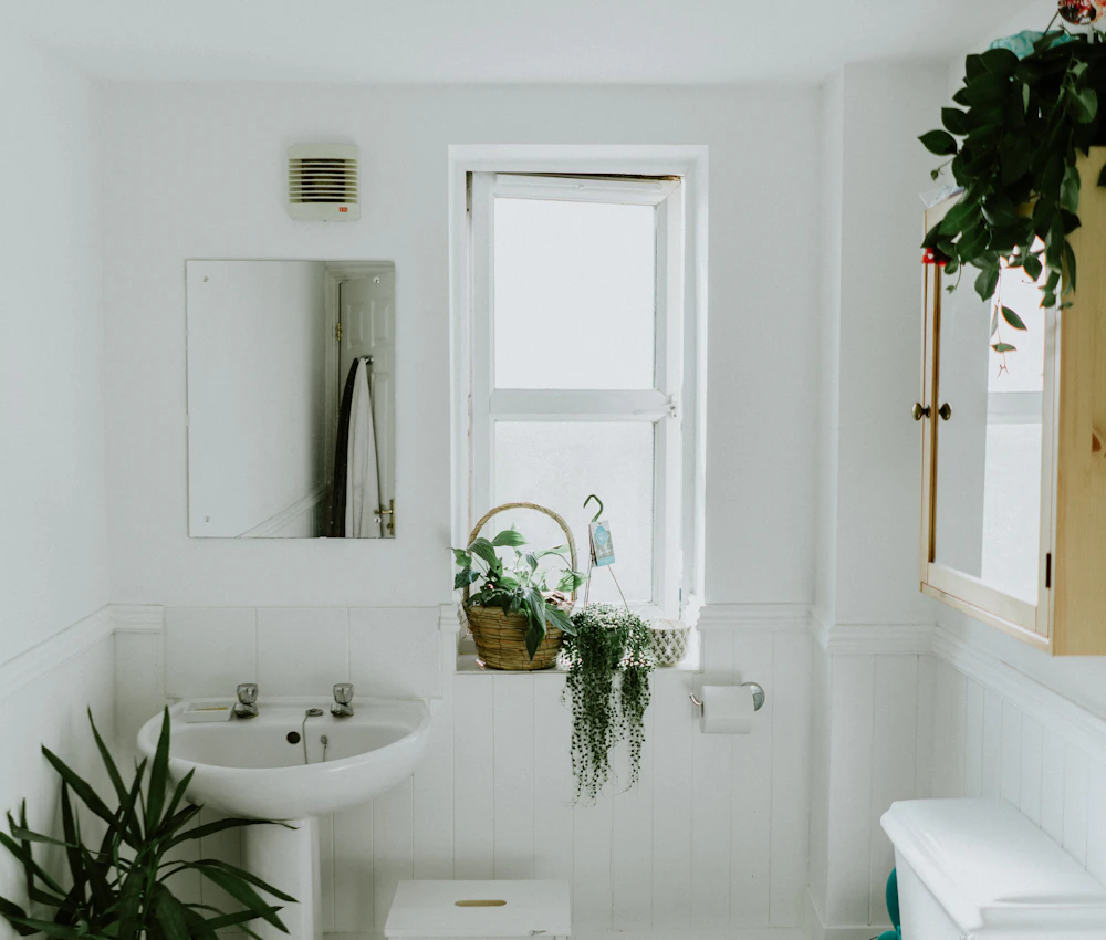 Baño contemporáneo en tonos piedra